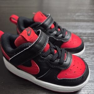 Nike Kids Black and Red Low-Top Sneakers with Hook-and-Loop Strap